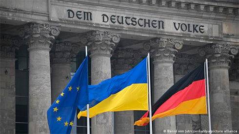 Опрос: Две трети немцев готовы затянуть пояса ради защиты европейских ценностей