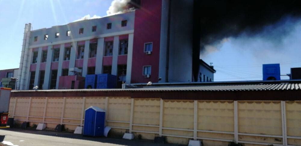 Горить-палає: на лакофарбовому заводі у Московській області сталася пожежа