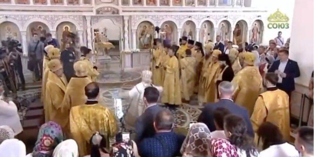 Патриарх Кирилл поскользнулся на мраморном полу и упал во время освящения храма — видео