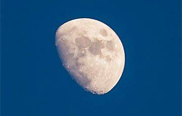 Ученые заметили на Луне аномальный кратер