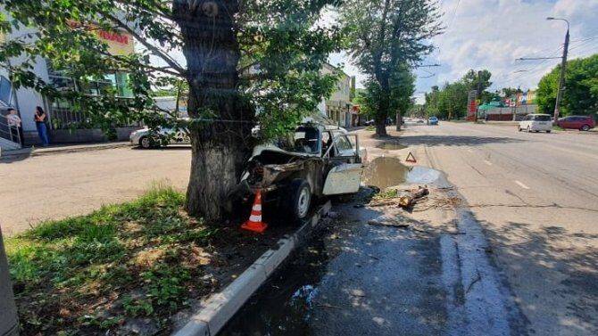 В Иркутске автомобиль врезался в дерево – пострадали три человека