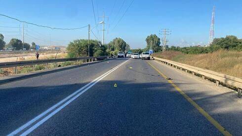 Авария возле Кфар-Сабы: водитель сбил двух мотоциклистов и сбежал