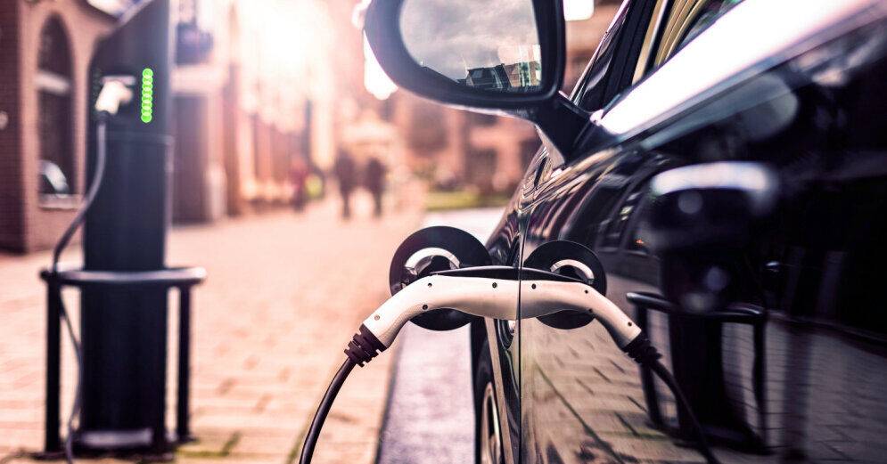 Опрос: 45% латвийцев полагают, что покупка электромобиля в перспективе окупается