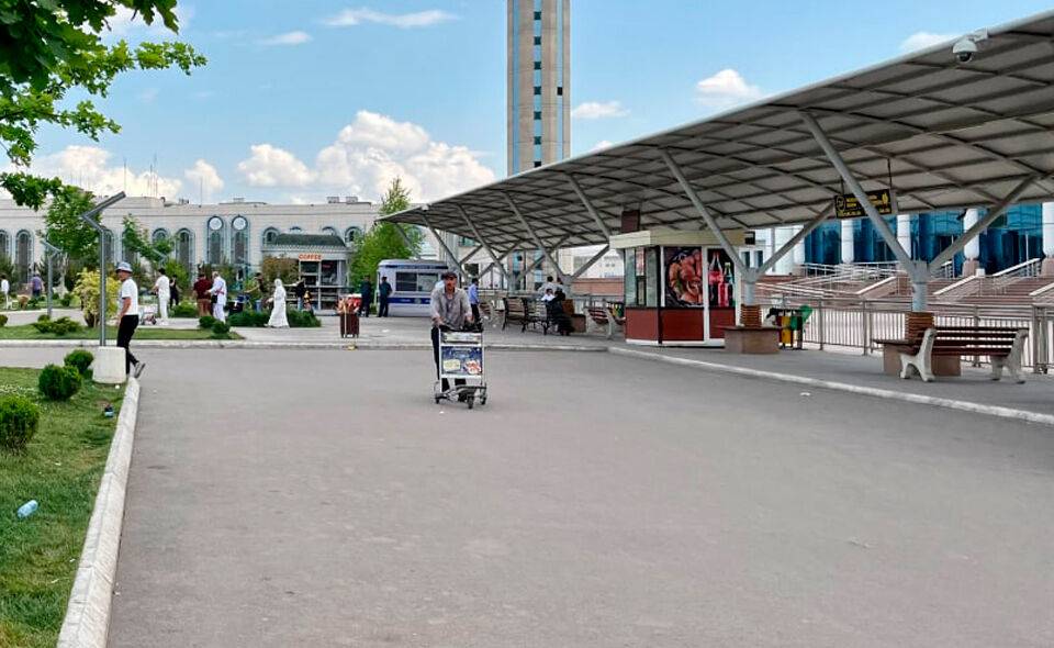 В Uzbekistan Airports объяснили, почему ташкентский аэропорт остался без багажных тележек