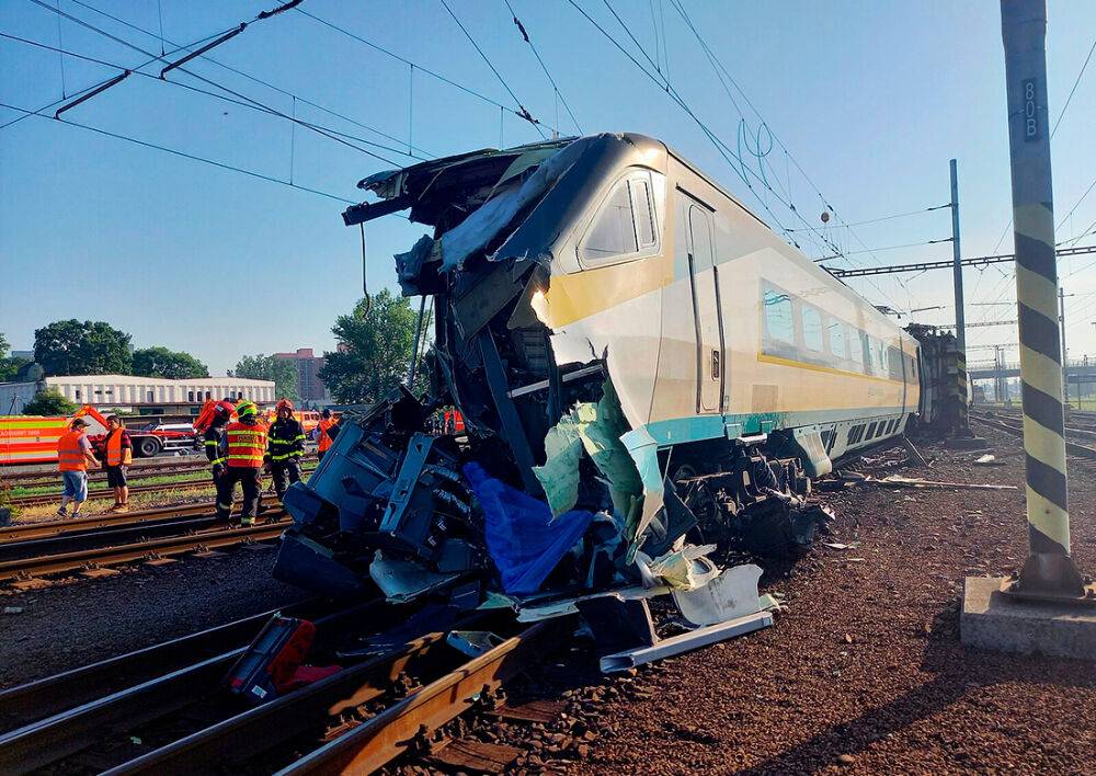 В Чехии скоростной поезд столкнулся с маневровым локомотивом