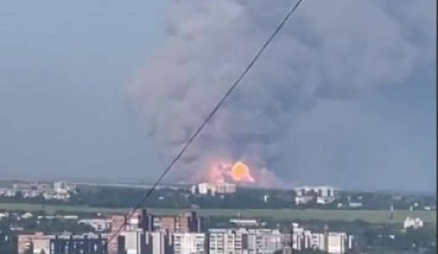 На Луганщине горит вражеский склад с боеприпасами - фото, видео