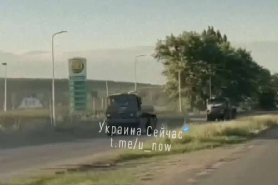 РФ перебрасывает колонны с военной техникой в Запорожскую область - видео