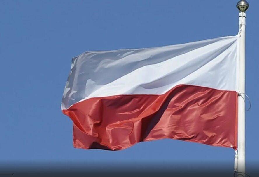 Польша «не принимает»: Варшава ответила России на снятие флага в Катыни