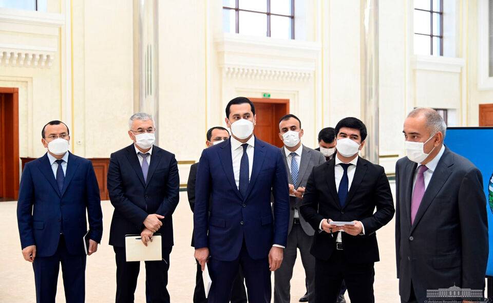 В администрации президента Узбекистана ввели масочный режим? Сегодняшнее совещание впервые за долгое время прошло в масках