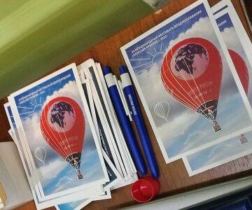 В честь двадцатилетия Небесной ярмарки Почта России выпустила специальный штемпель и художественную открытку с аэростатом