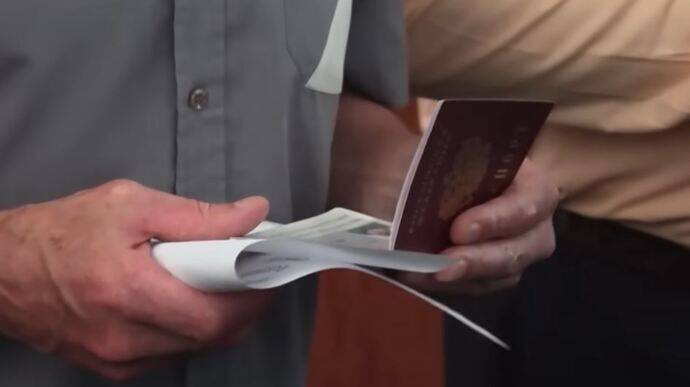 Оккупанты готовят Мелитополь к "референдуму": заставляют менять паспорта и номерные знаки на авто