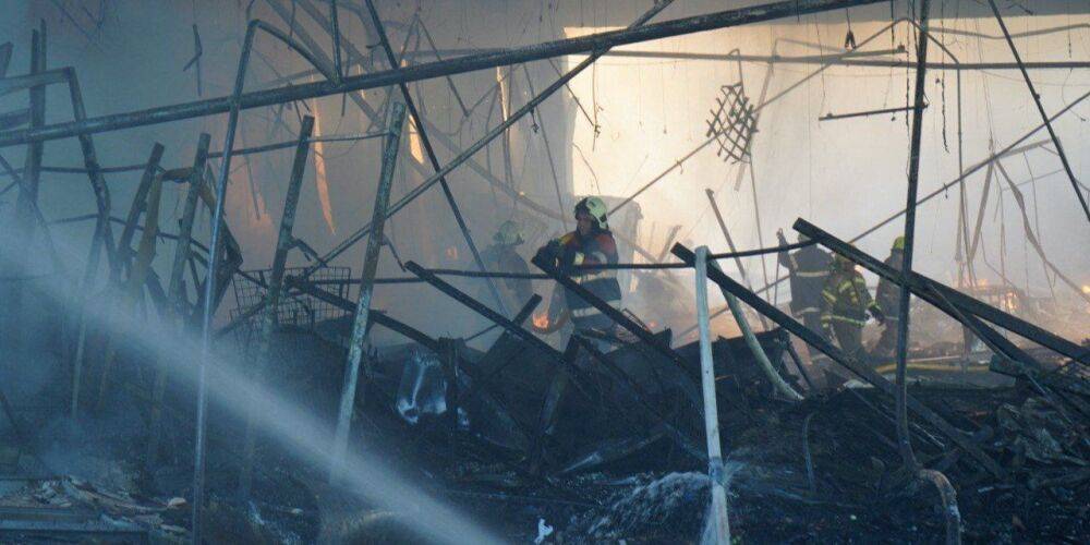 Спасатели продолжают разбор завалов ТРЦ в Кременчуге после российского ракетного удара