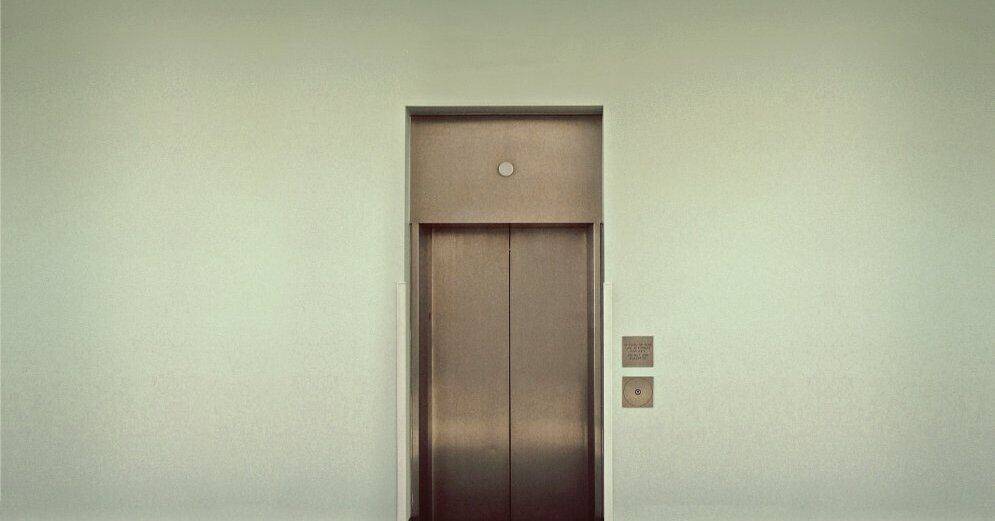 Авария лифта в рижской многоэтажке: версии домоуправления и обслуживающей фирмы разнятся