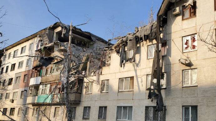 Оккупанты обстреляли Лисичанск, убили женщину и разрушили пожарную часть