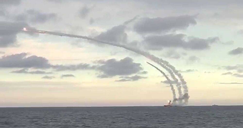 РФ запускает ракеты с военных кораблей, пряча их за гражданскими судами, — ВМС Украины