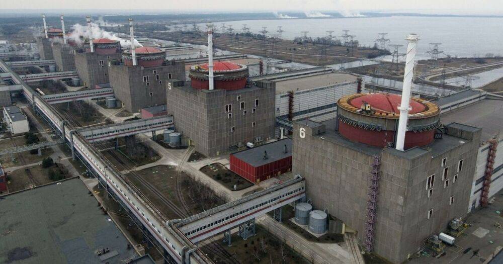 Оккупанты создали критическую ситуацию на Запорожской АЭС: разведка предупредила об угрозе