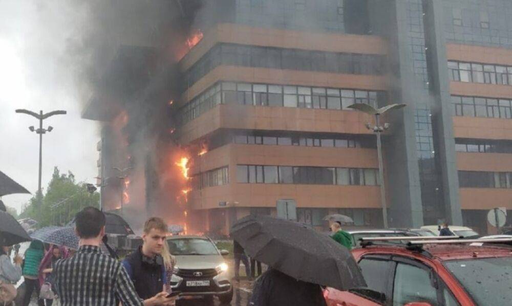 Масштабна пожежа у Москві: вогнем охоплено бізнес-центр із людьми