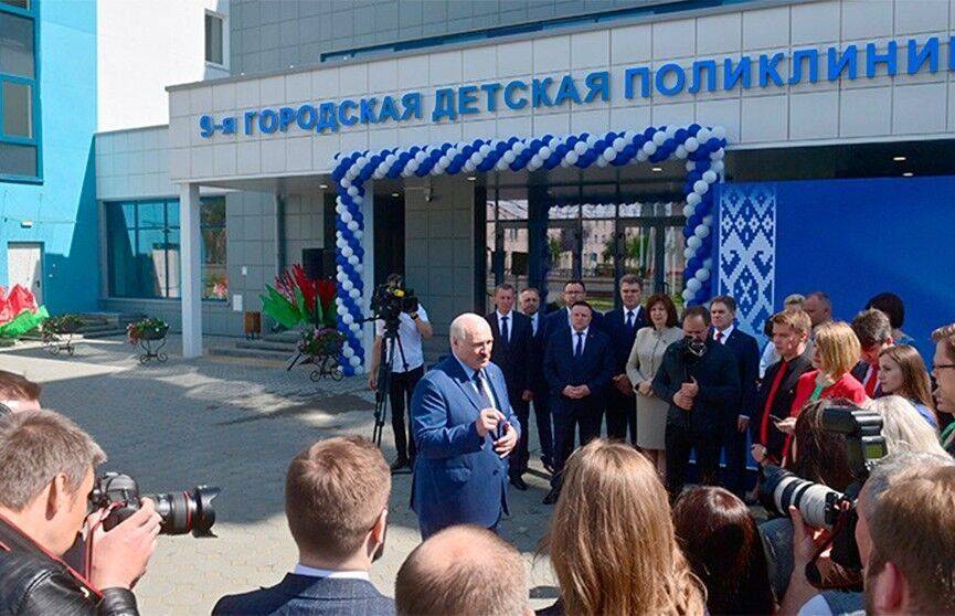 Угроза мирового голода, рост цен и отношения между Россией и ЕС: о чем рассказал Лукашенко журналистам после церемонии открытия новой поликлиники?