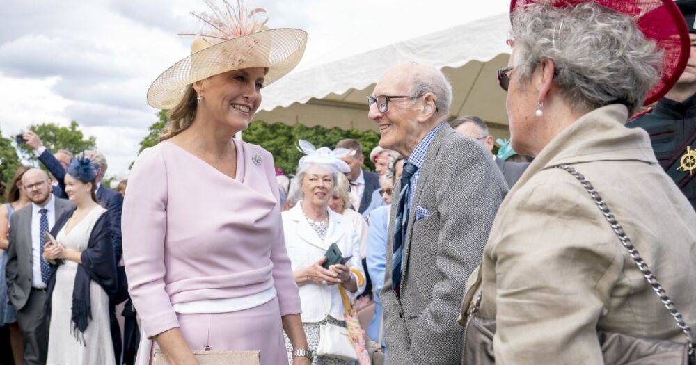 Софи Уэссекская в розовом платье и шляпке посетила садовую вечеринку в Шотландии