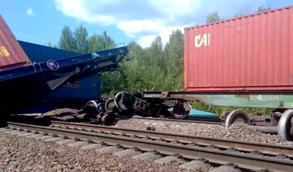 На россии начали пускать поезда под откос: в Амурской области слетел грузовой состав - фото с места