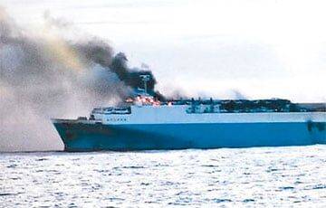 В Японском море сгорело российское судно с 570 авто на борту