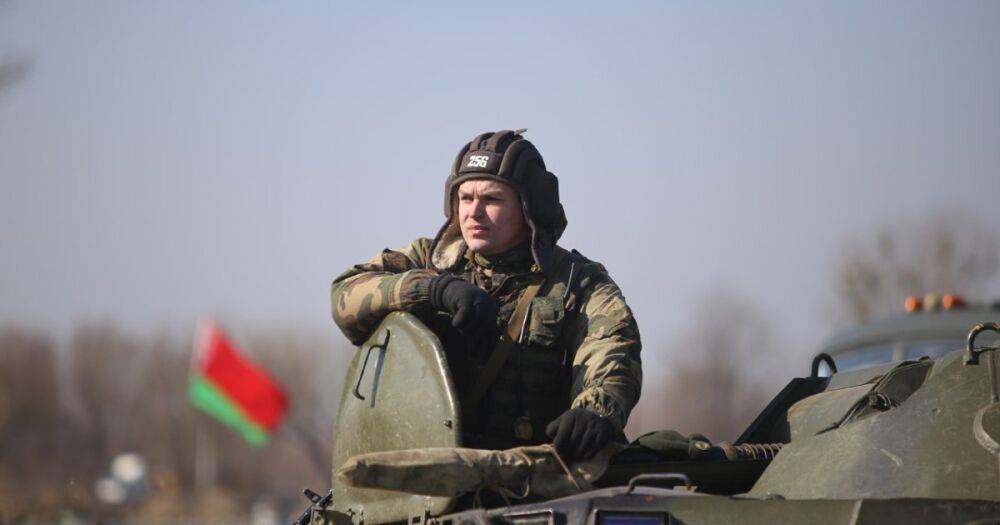 В Беларуси гражданам начали массово вручать повестки в военкоматы, — СМИ (фото)