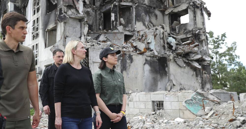 Посол США посетила разрушенную рашистами Бородянку (ФОТО)