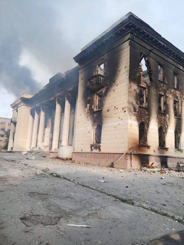 У Лисичанську повністю знищено старий центр: згоріли Будинок техніки, пекарня та будинки біля мерії