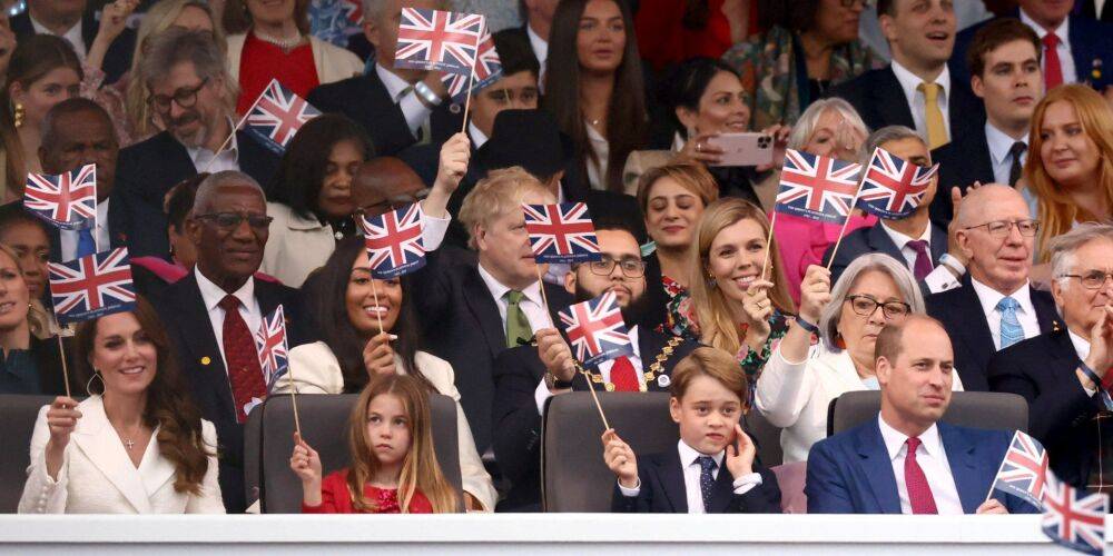 В Букингемском дворце. Члены королевской семьи посетили грандиозный концерт в честь 70-летия Елизаветы II на британском престоле