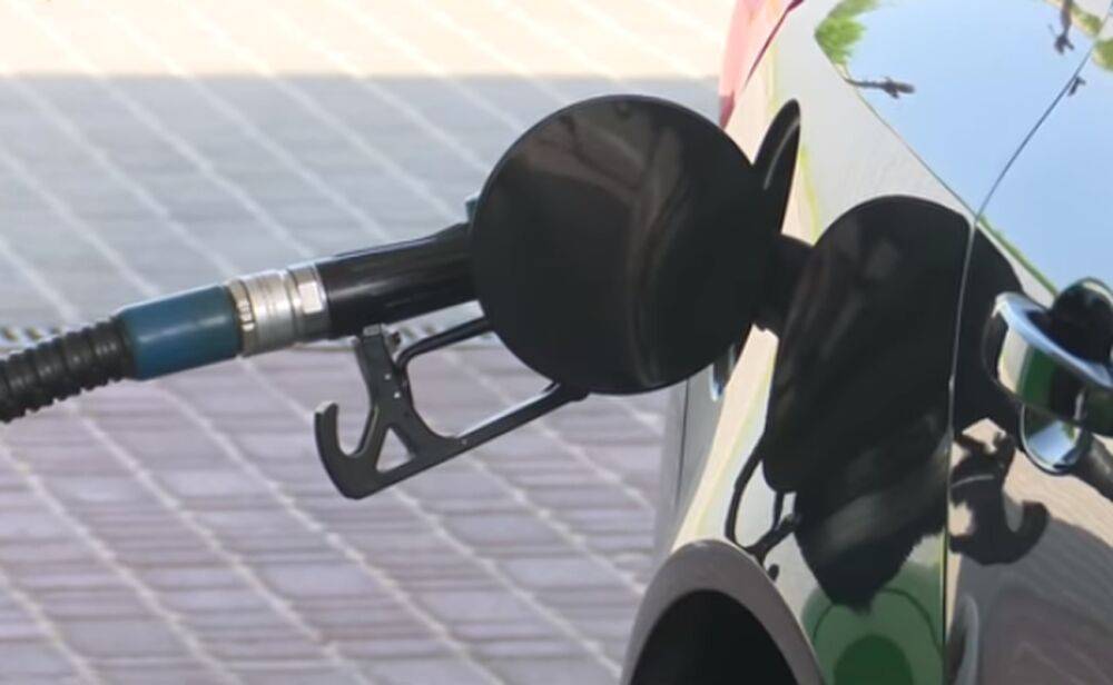 Резкое падение цены на бензин: водителей обрадовали хорошей новостью