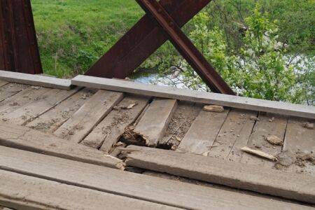 Репутация уникального крепкого железного моста в деревне Шавкуново Кунгурского округа испорчена недолговечным деревянным настилом
