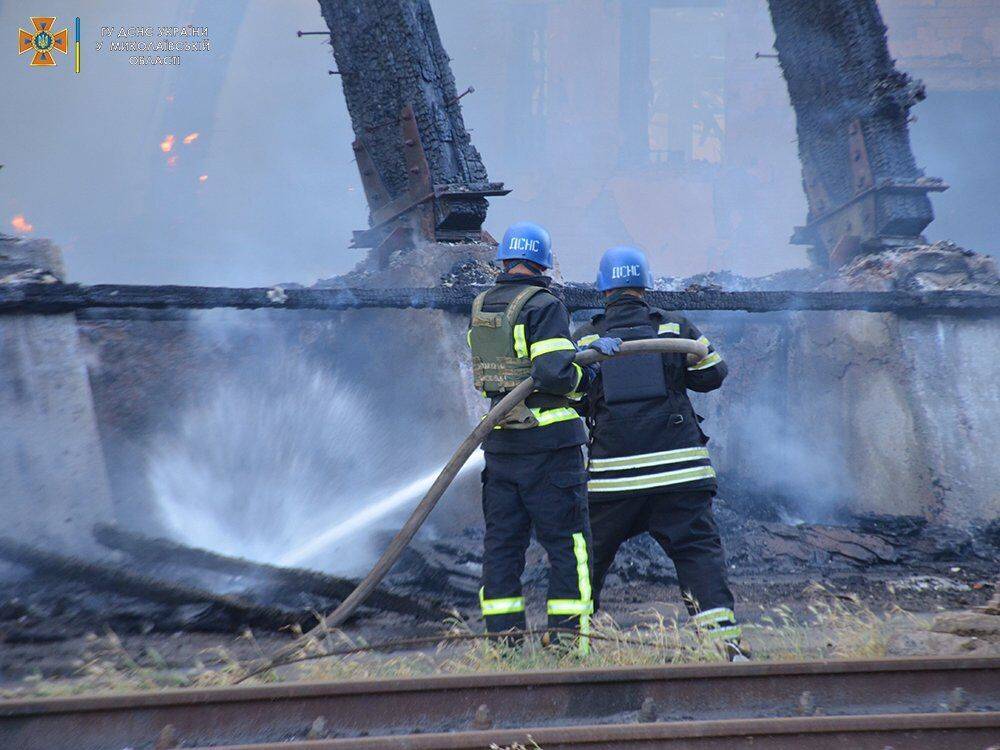В Николаеве уже сутки тушат масштабный пожар из-за обстрела