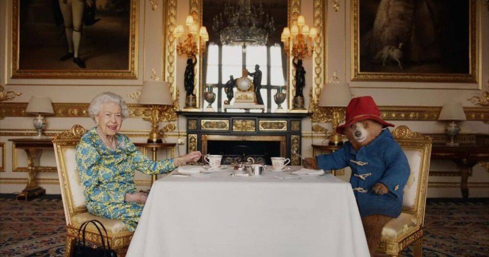 Королева Елизавета пригласила на чай мишку Паддингтона (видео)