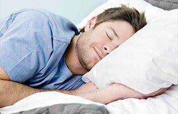 Ученые назвали самую полезную позу для сна