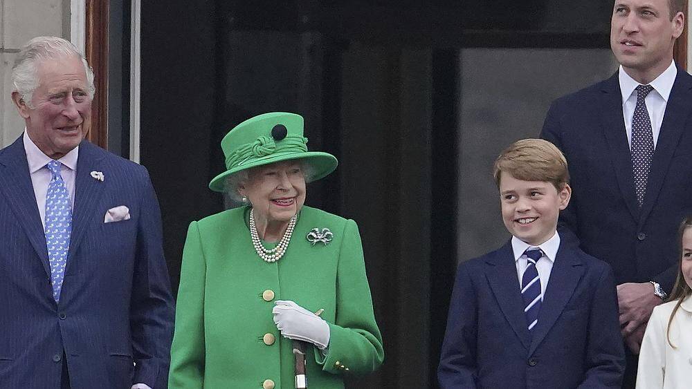 Елизавета II "глубоко тронута" участием британцев в торжествах
