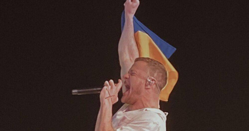 Солист Imagine Dragons вышел на сцену в Праге с флагом Украины (видео)