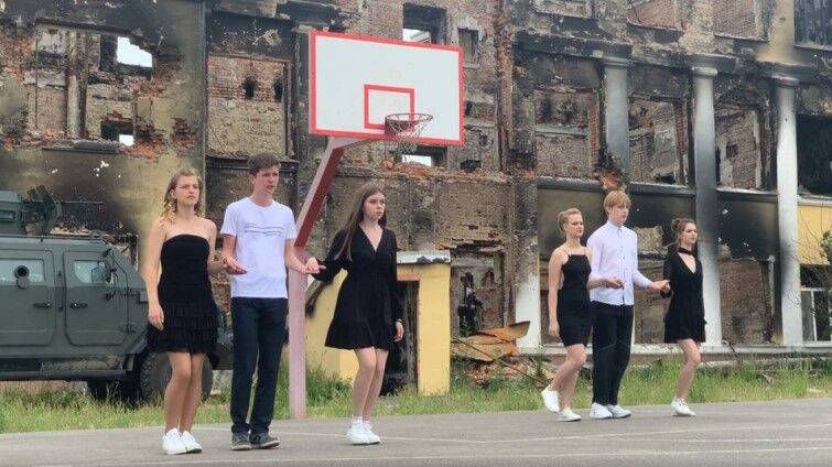 В Харькове выпускники станцевали вальс перед руинами своей школы | Новости и события Украины и мира, о политике, здоровье, спорте и интересных людях