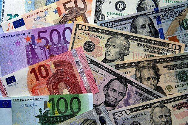 Доллар завершил день на Мосбирже повышением до 61,02 рубля, евро - до 65,1 рубля