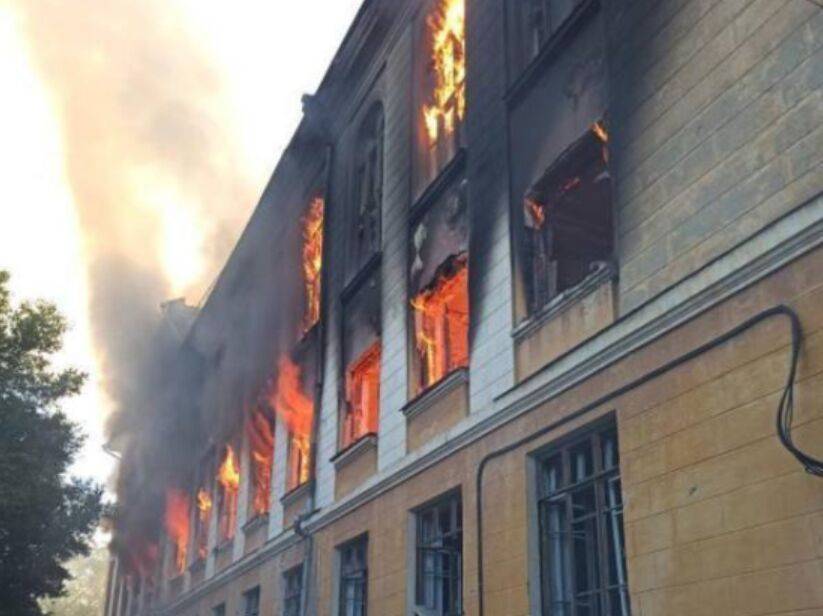 У Лисичанську внаслідок обстрілу окупантами згорів гірничий технікум