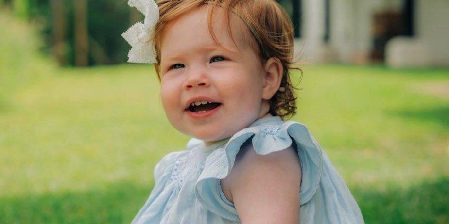 Унаследовала рыжий цвет волос. Меган Маркл и принц Гарри показали новое фото дочери Лилибет в день ее рождения