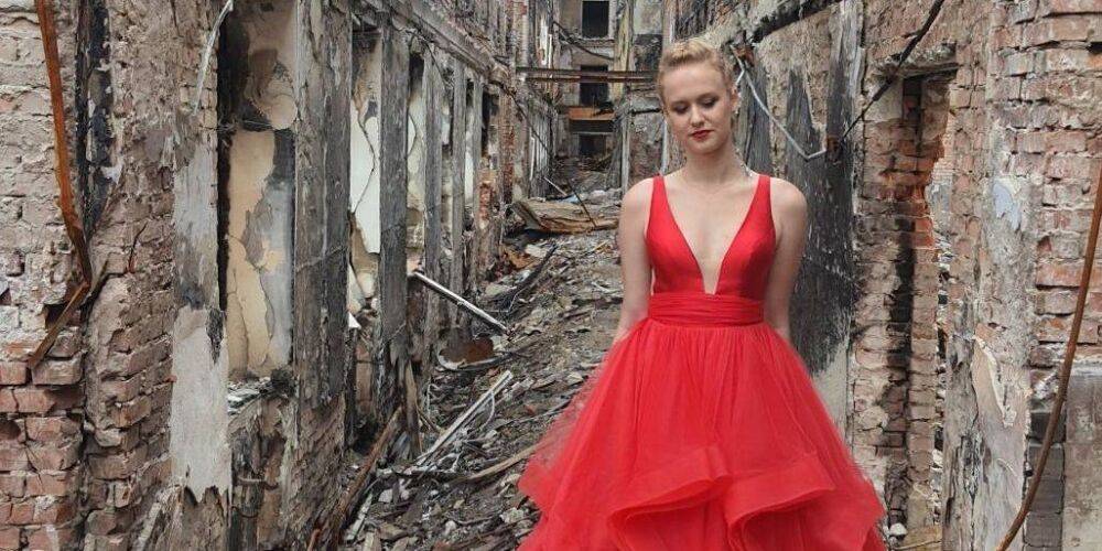 «Русский мир разрушил все наши планы». Харьковская школьница растрогала Сеть фото в выпускном платье на руинах школы