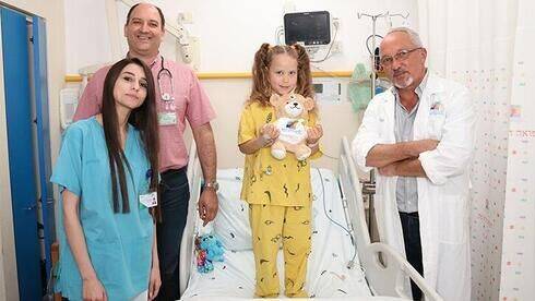 На грани фантастики: 5-летнюю Киру в израильской больнице прооперировал робот