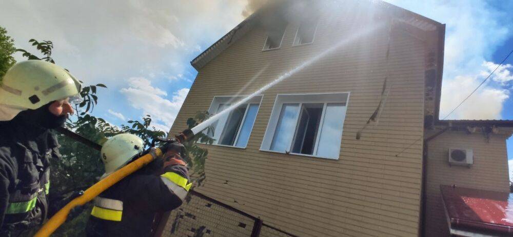 На севере от Харькова бойцы ГСЧС тушили горящие дома под обстрелами (фото)