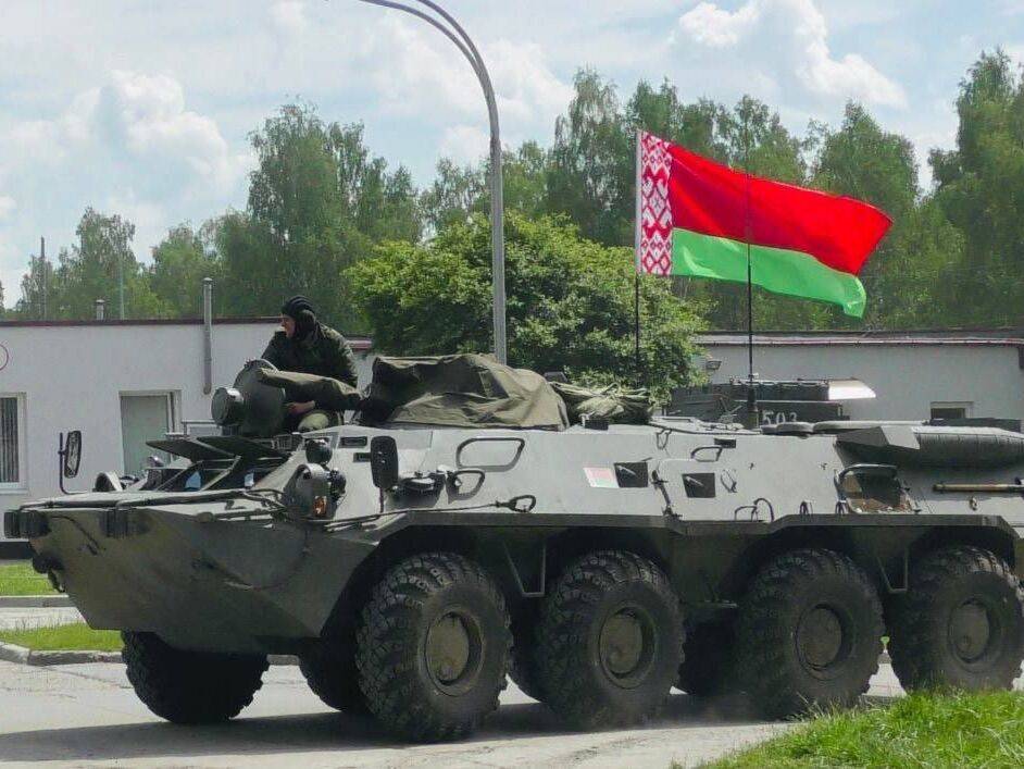 Минобороны Беларуси сообщило о переходе с мирного на военное время