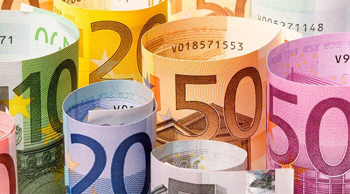 Курс евро 8 июня перешел к росту против доллара на статистике по еврозоне