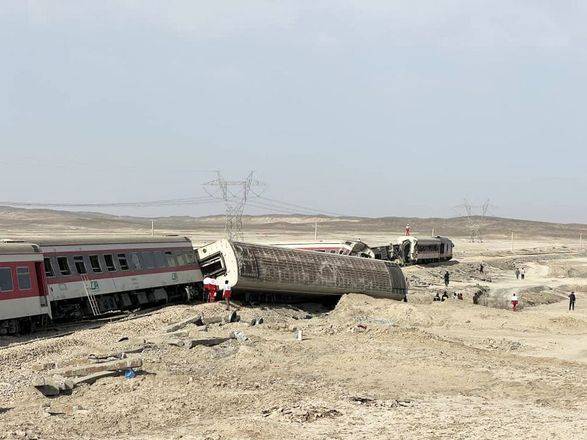 Люди подпрыгивали как мячики в воздухе: поезд в Иране сошел с рельсов после столкновения с экскаватором, по меньшей мере 21 человек погиб
