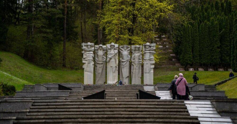 На кладбище в столице Литвы демонтируют советские скульптуры