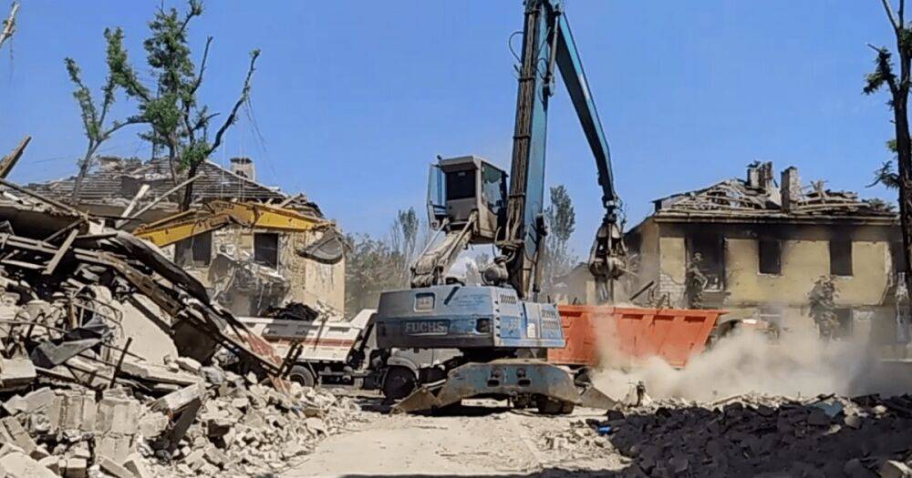 В Мариуполе ВС РФ сносят дома, под завалами которых могут быть тела погибших, — советник мэра (видео)