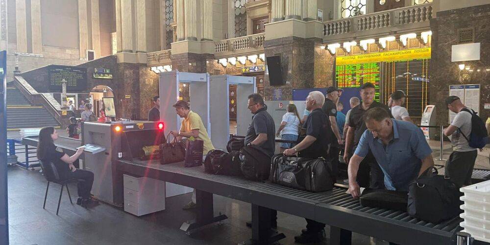 На центральном вокзале в Киеве установили металлоискатели и рентгеновскую установку