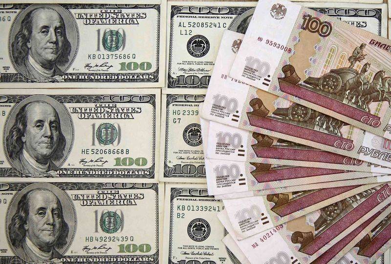 Курс доллара упал ниже 58 рублей впервые с 25 мая